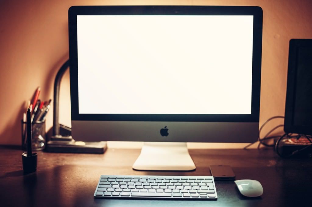 apple-desk-office-technology