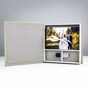 
Light Gray Impression 4"x6" Photo Box with USB